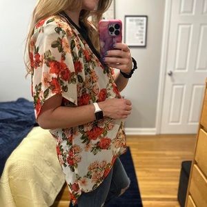 XS Full Tilt cream flowery kimono

Fits many body types

Pictured: 5’3” & 130lbs